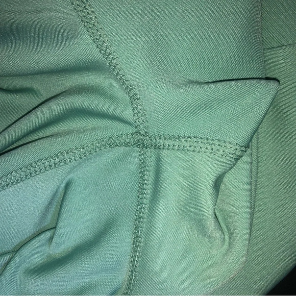 5/$25 
Adrienne Vittadini Sport Green Shorts 2X Pockets Bermuda Lightweight - Picture 10 of 10